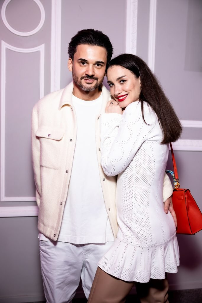 35-летняя российская эстрадная певица Виктория Дайнеко в кокетливом наряде вышла на красную дорожку