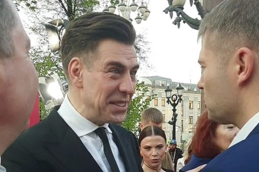 Актер Дмитрий Дюжев приехал на закрытие 45-го ММКФ на самокате