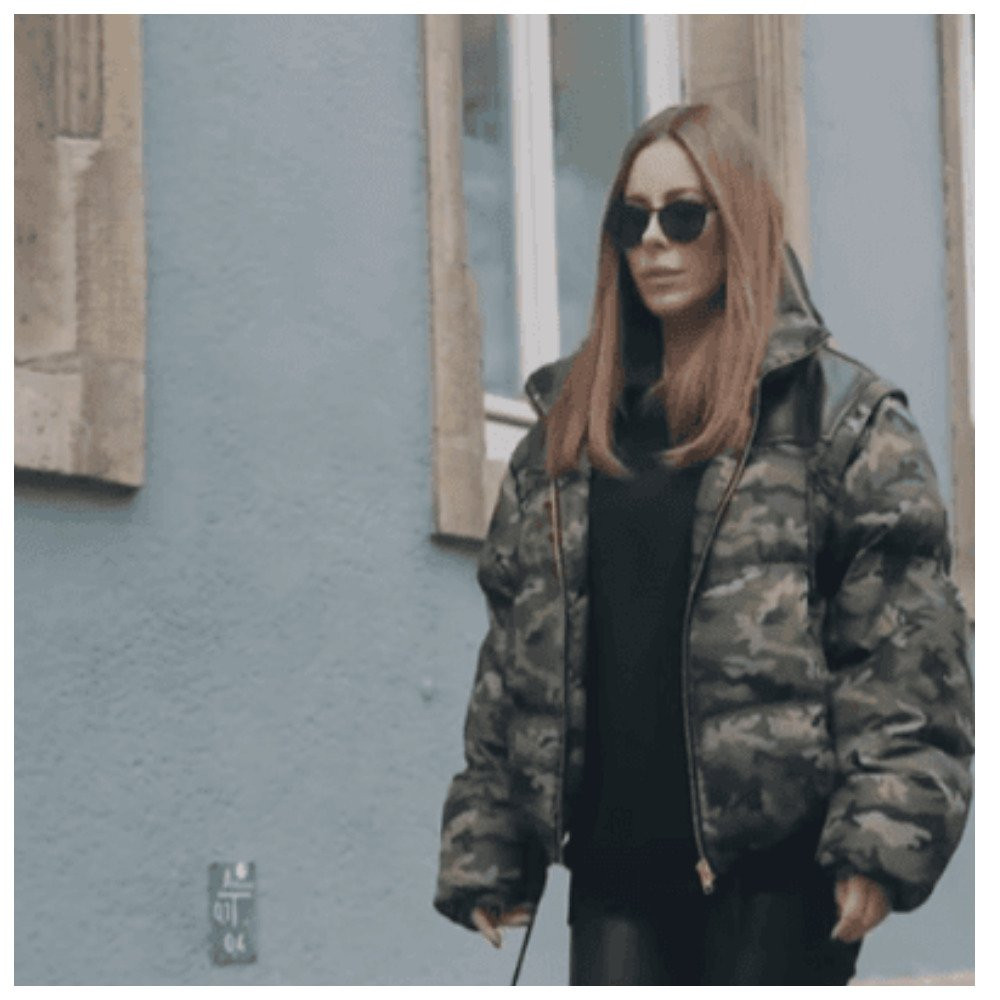 Ани Лорак осудили за камуфляжную куртку, в которой артистка появилась в новом видеоролике