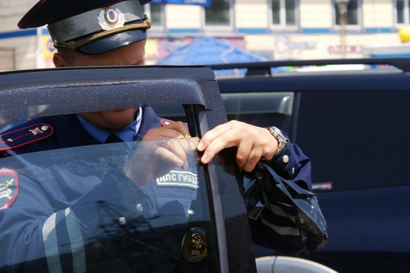 Автоэксперт высказался о разрешении водителям тонировать окна в машине