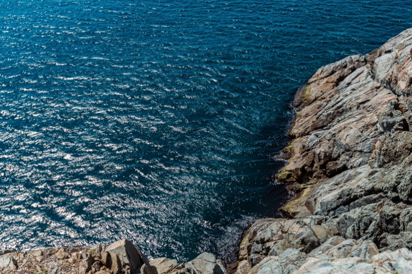Автомобиль слетел с обрыва и застрял в скалах во Владивостоке, водителя вытащили спасатели