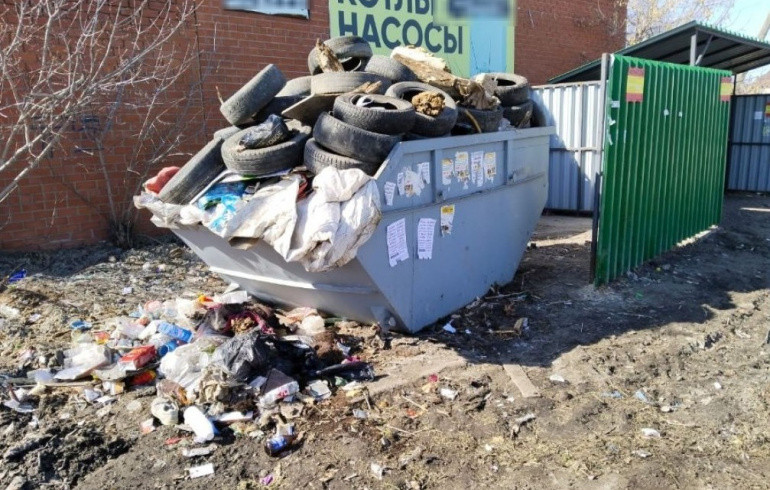 Челябинца оштрафовали за попытку выбросить строительный мусор в контейнер