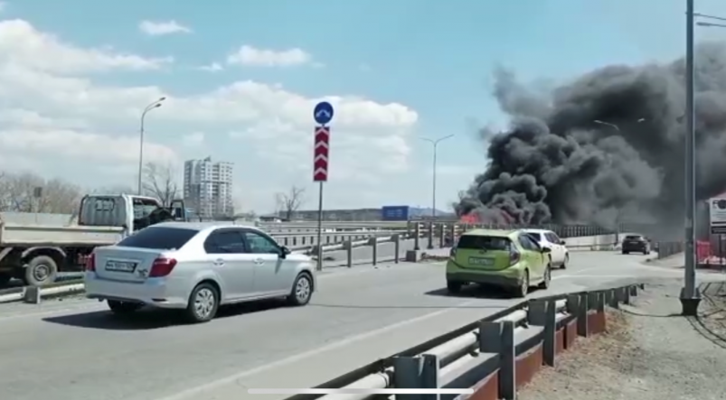 Чёрный дым было видно издали: автомобиль сгорел на трассе Владивосток-Уссурийск в Приморье