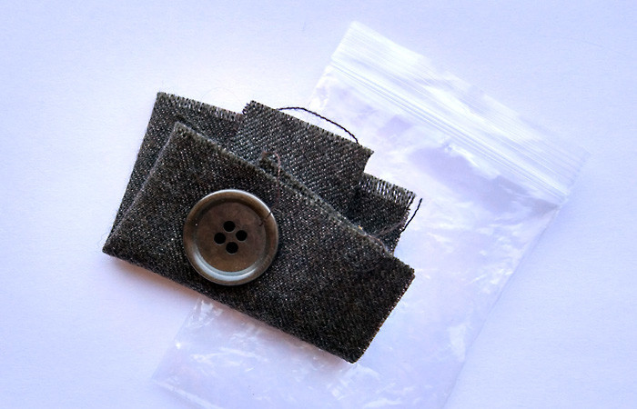 Для чего пришивают кусочек ткани к одежде с изнанки