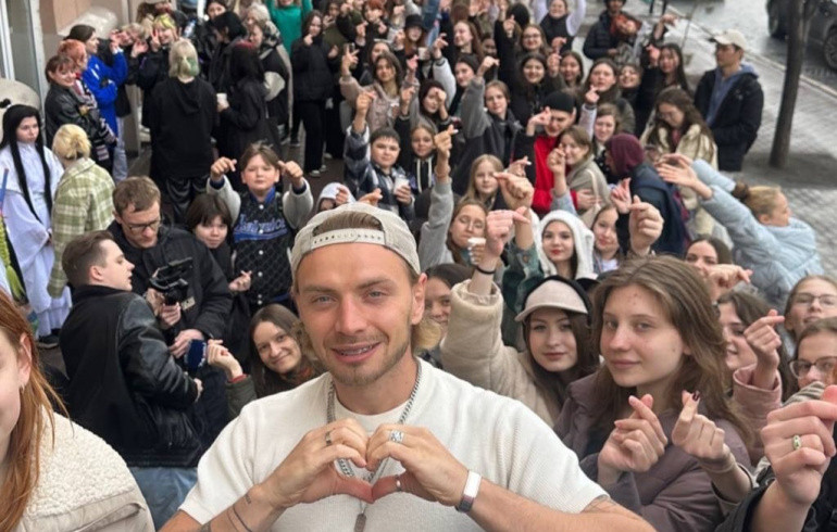 Фанаты кей-попа выстроились в гигантскую очередь на открытии корейского стритфуда CHICKO