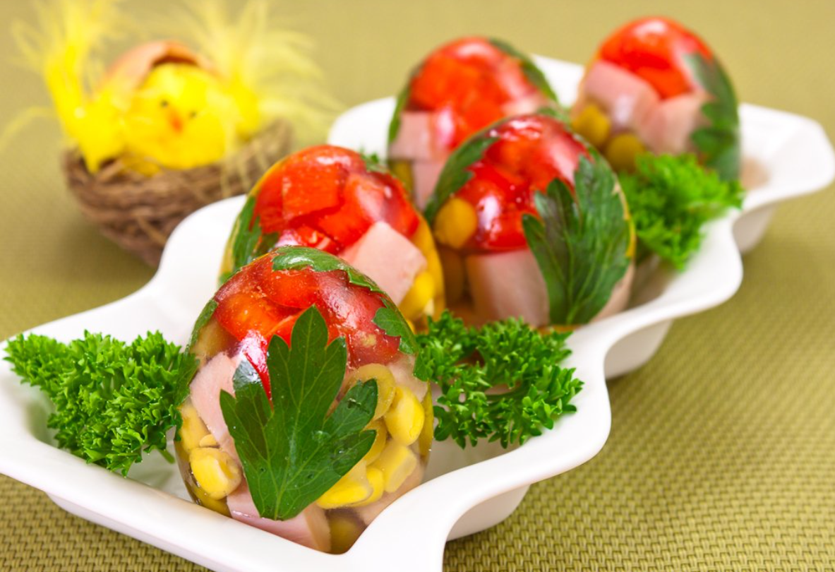 холодная закуска «яйца фаберже» (заливное в яичной скорлупе). заливное рыбное холодец студень. рецепты заливной закуски. яйца фаберже заливное. закуска по русски заливное.