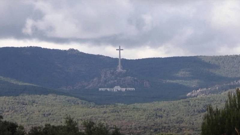 Испанские власти приняли решение в очередной раз перезахоронить останки основателя фашистской партии