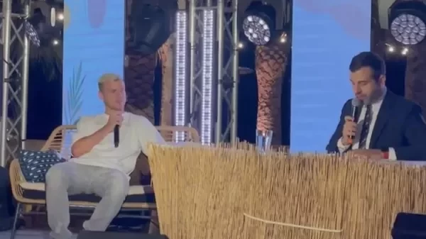 Иван Ургант снова стал телеведущим «Вечернего Урганта» на корпоративе на Кипре