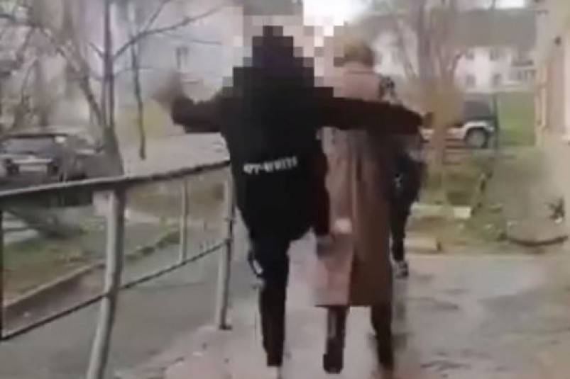 Издевавшихся над женщиной подростков в Приморье нашла полиция, идет разбирательство