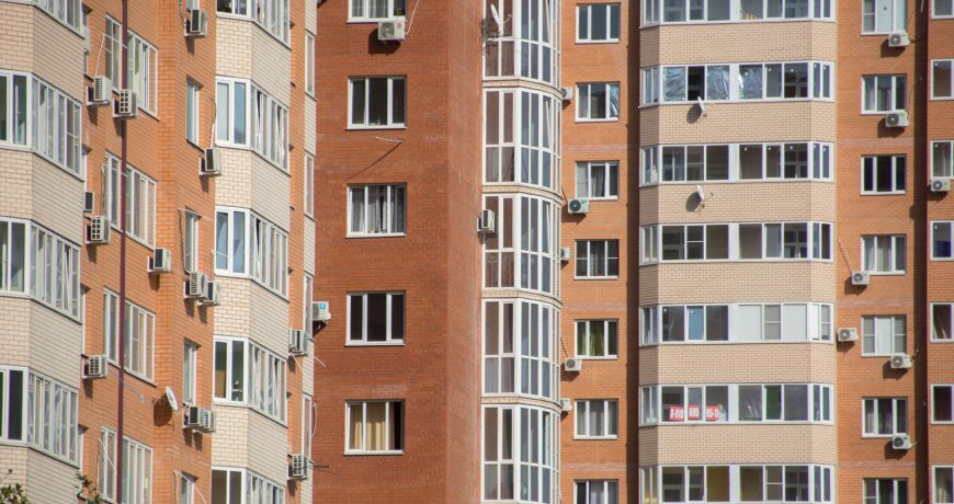 Кого из россиян будут штрафовать за остекление балконов летом 2023 года
