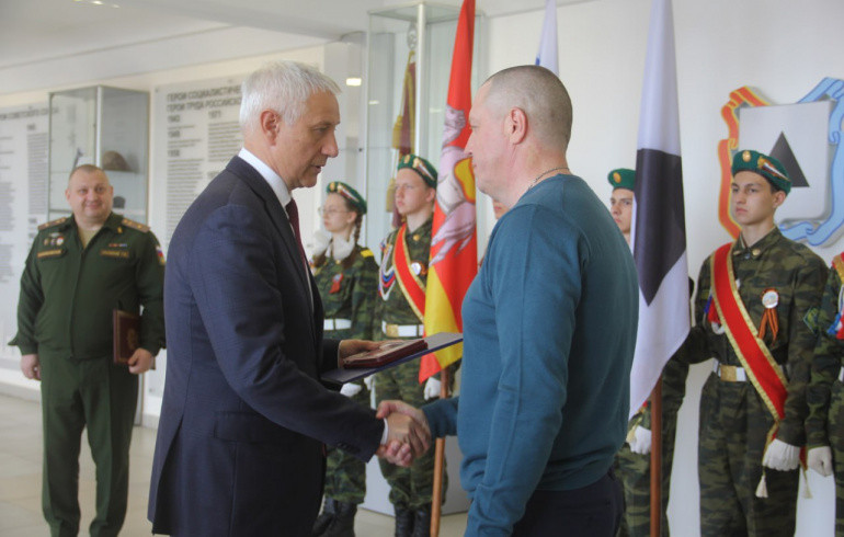 Магнитогорцу вручили медаль за участие в СВО