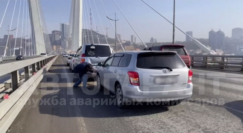 Массовое ДТП на Золотом мосту блокирует проезд в эти минуты (видео)