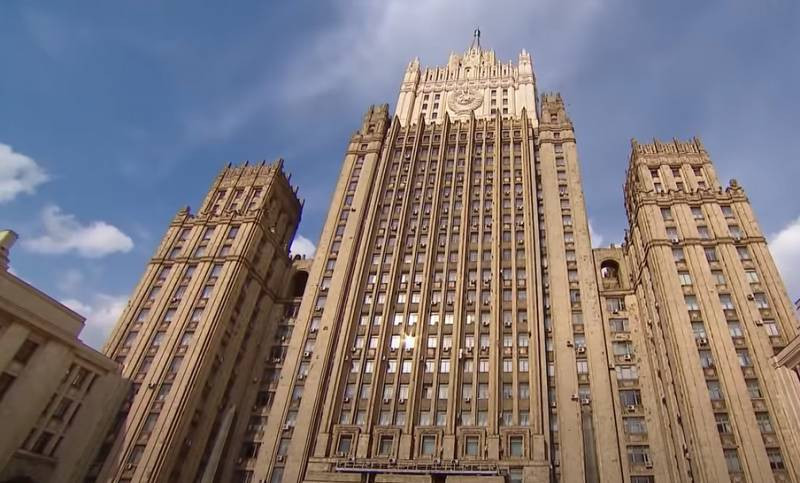 МИД РФ в качестве ответной меры высылает около трети немецких дипломатов из России