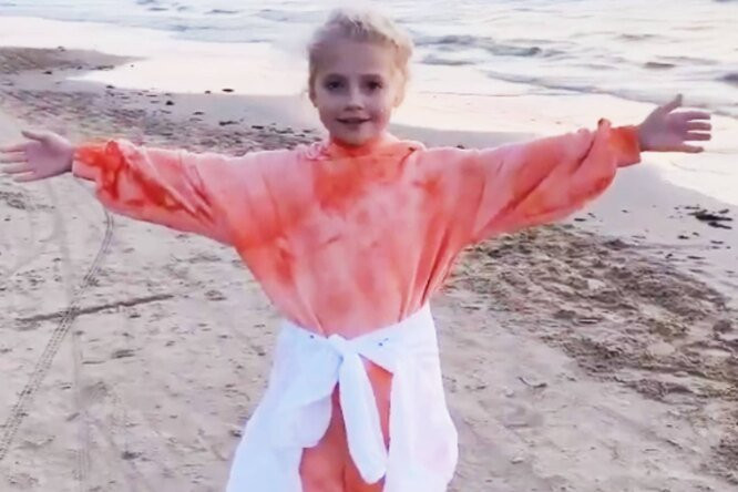 Младшая дочь Аллы Пугачевой Лиза Галкина впервые в 2023 году отдохнула на пляже у моря