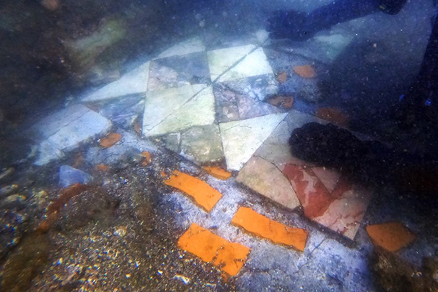 Мраморные полы с инкрустацией найдены в затопленной римской вилле