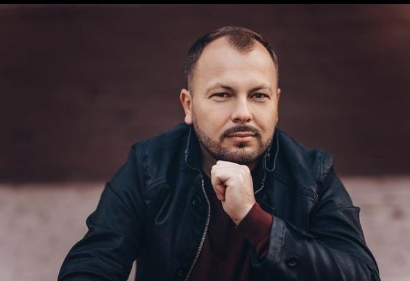 Мумия в телешоу «Маска» флиртовала с Региной Тодоренко и оказалась известным в России музыкантом