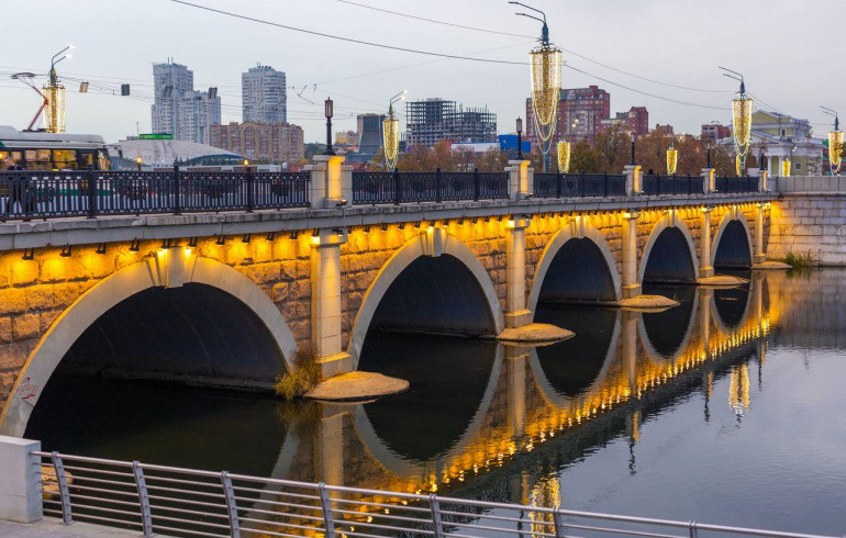 На мостах Челябинска в честь 1 Мая и Дня Победы включили архитектурную подсветку