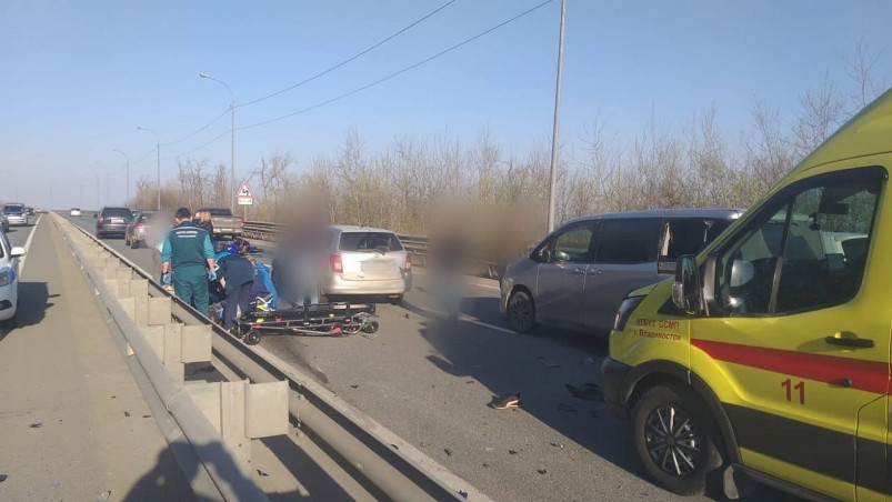 На трассе “Седанка-Патрокл” во Владивостоке в ДТП серьезно пострадал мотоциклист