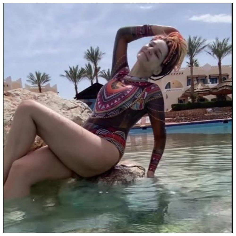 Набравшая вес актриса Глафира Тарханова показала, как выглядит в купальнике