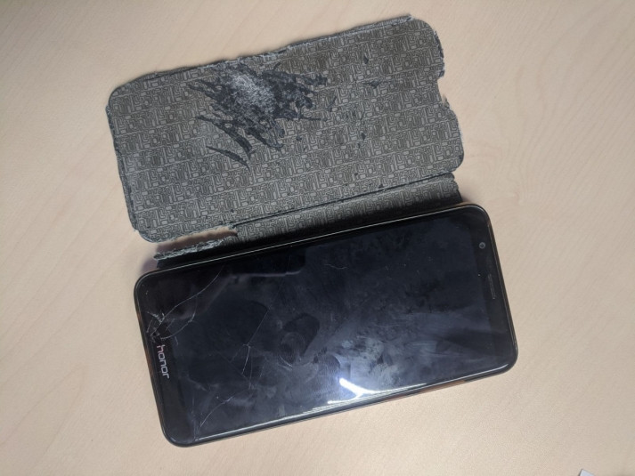 Названы смартфоны, которые взрываются и оставляют ожоги на теле