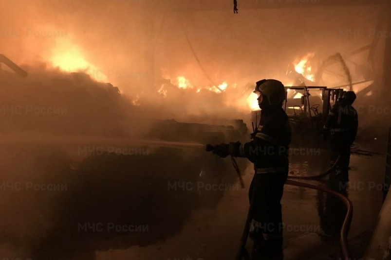 Огромный склад охватило пламенем во Владивостоке ночью