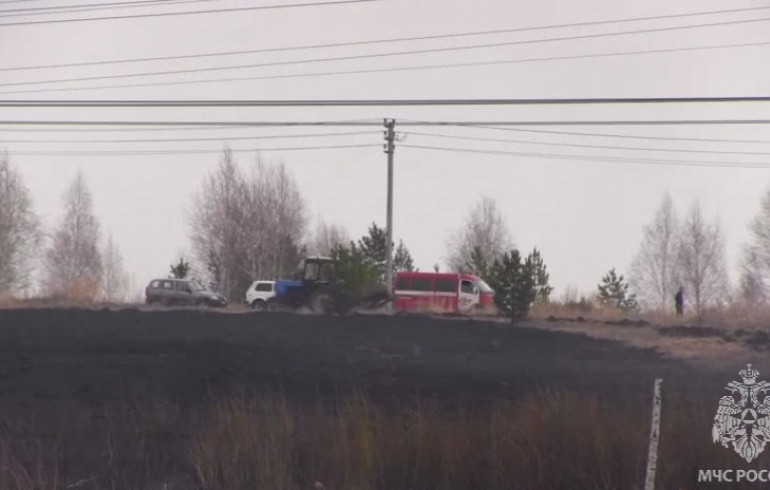 Под Челябинском огонь из-за пала травы подобрался к посёлку Малиновка