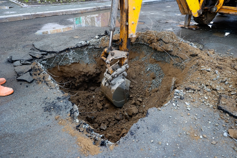 Появились фото с места крупной аварии во Владивостоке – 15 000 человек сейчас без воды