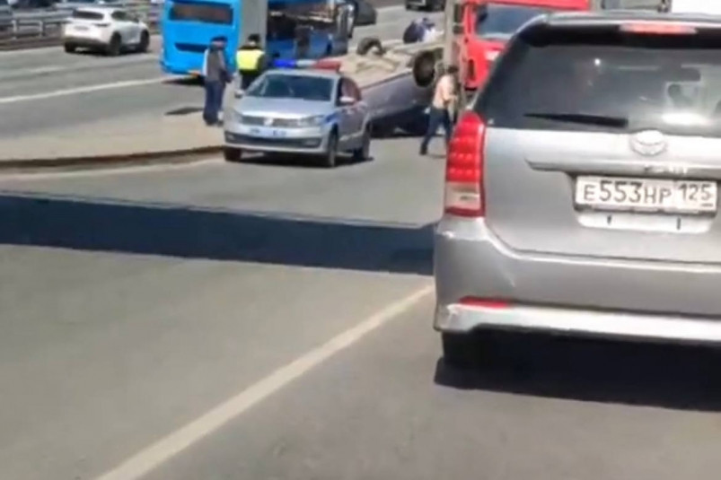 Появилось видео жесткого ДТП с перевертышем на Некрасовском путепроводе