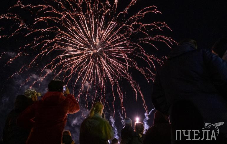 Полина Гагарина и Сергей Безруков споют 9 Мая на уличном концерте в Челябинске