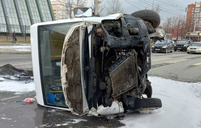 После ДТП с переворотом маршрутки у «Теоремы» в Челябинске одного из пассажиров положили в больницу