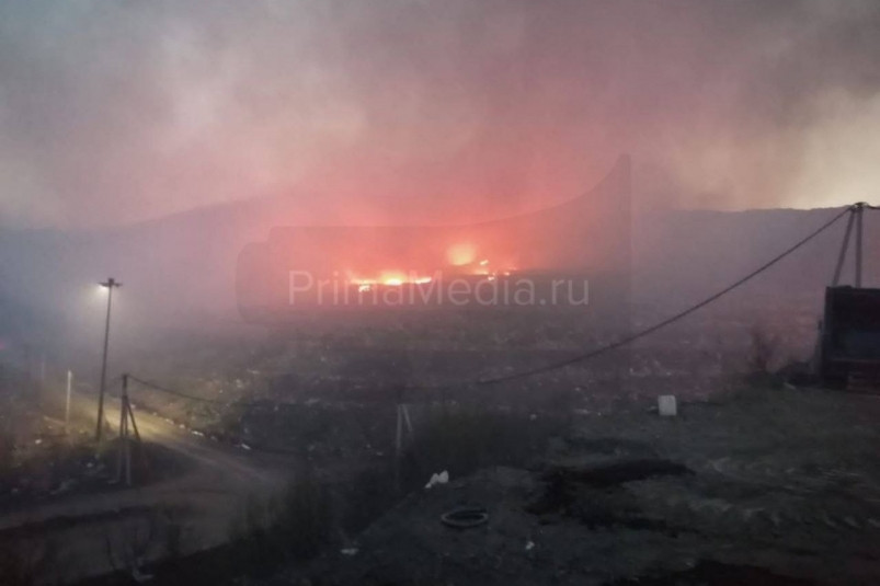 Пожар на мусорном полигоне во Владивостоке локализовали на площади 1,5 тысячи кв. метров