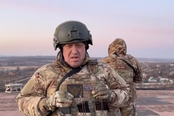 Пригожин и бойцы ЧВК «Вагнер» водрузили российский флаг над администрацией Бахмута