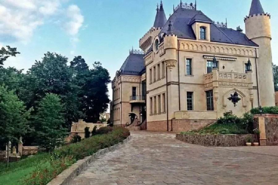 Пугачева продала замок таинственному миллиардеру