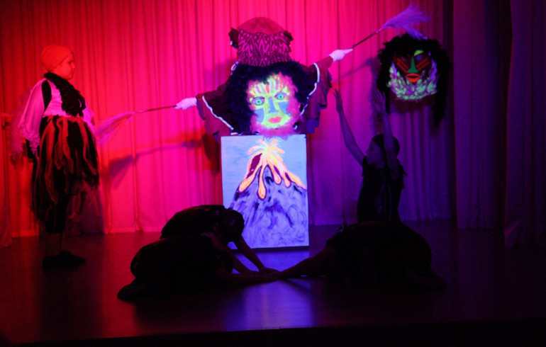 Ребята из центра помощи детям «Аистёнок» показали новый спектакль шефам из «НОВАТЭК-Челябинск»