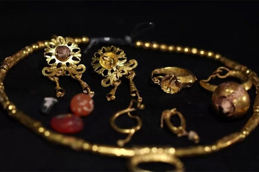 Римская девушка, украшенная богатыми 1800-летними украшениями, найдена в свинцовом гробу на горе Скопус