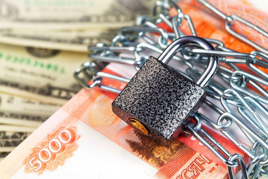 Россиянам начали массово замораживать счета