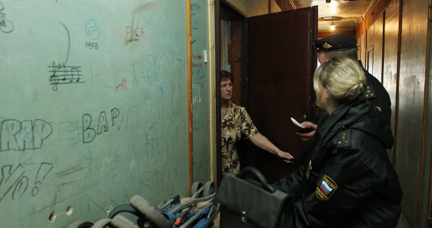 Россиянам объяснили, в каких случаях коммунальщики могут принудительно попасть в квартиру