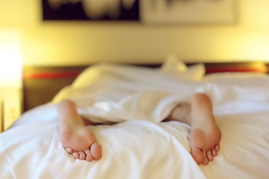 Сомнолог Кудинов объяснил, как на качество сна влияют толщина одеяла и открытые окна