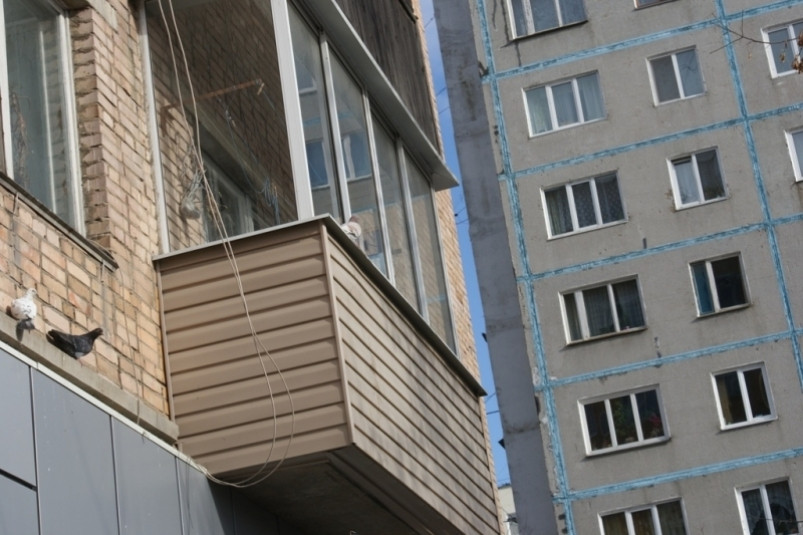 Сразу на 5 000 рублей: россиян начинают штрафовать за остекление балконов в 2023 году