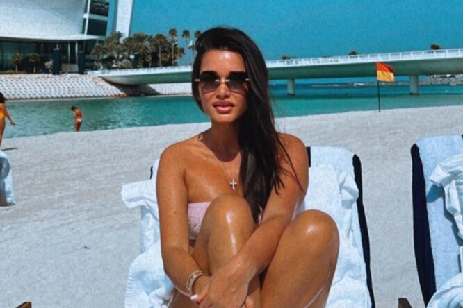 Телеведущая Ксения Бородина похвасталась своей фигурой в мини-шортах