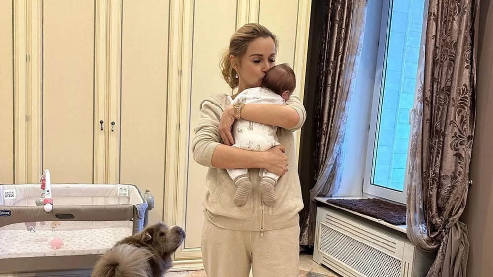 45-летняя певица Ольга Орлова впервые показала поклонникам лицо своей двухмесячной дочери Анны