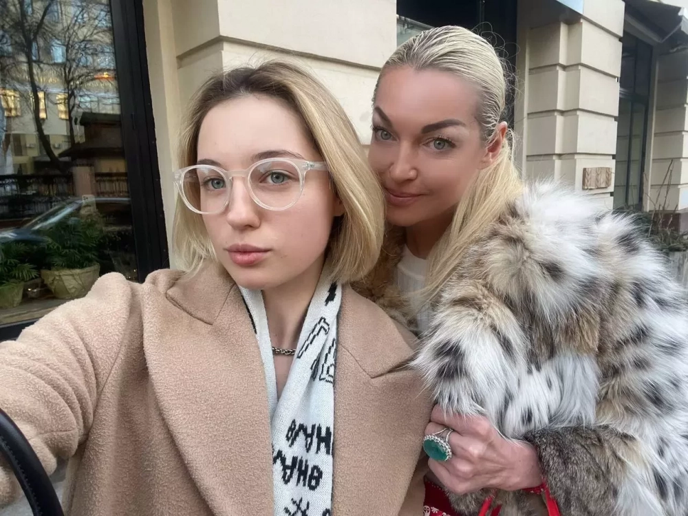 Анастасия Волочкова высказалась о желании стать бабушкой для своей 17-летней дочери