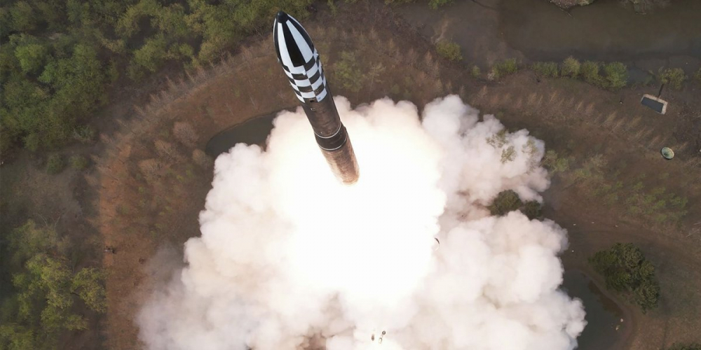 «Бесконечный страх» Запада: как иноСМИ отреагировали на испытание новой ракеты КНДР