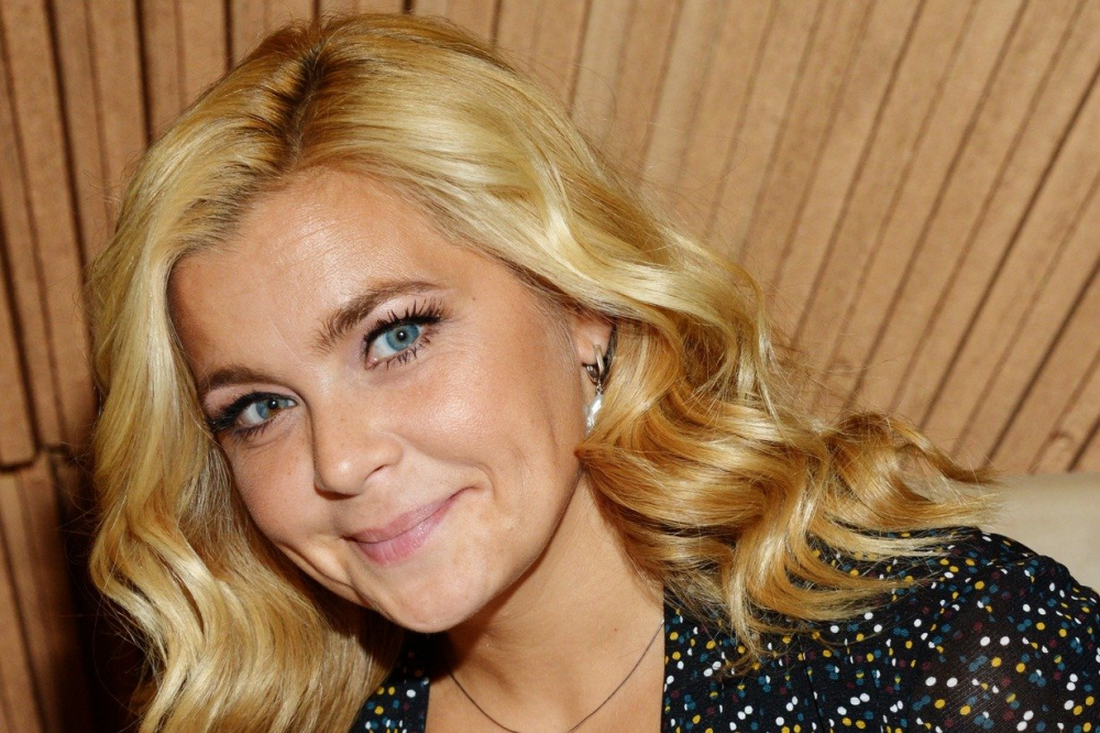 Ирина Пегова в откровенном платье устроила дикие танцы, показав все прелести