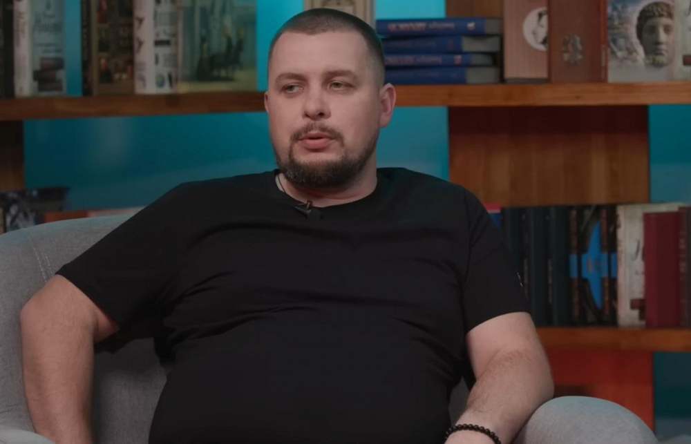 Лейбл запретил исполнителю Апачеву использовать фото Владлена Татарского