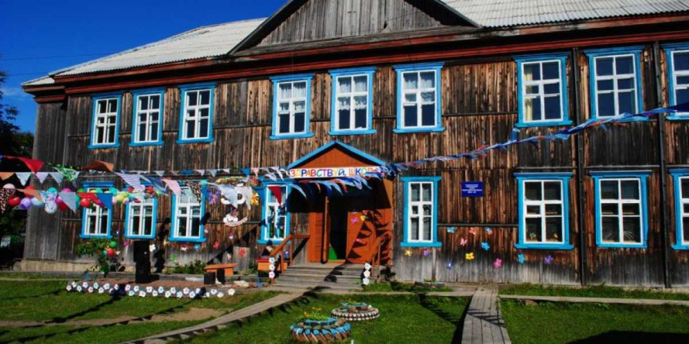 Правительство установит в школах флагштоки, «Domestos» отремонтирует санузлы, а охранять будут сторожа и технички