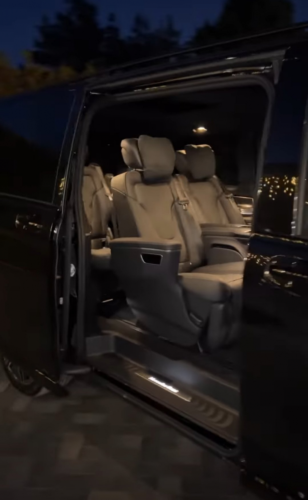 Телеведущая РФ Ксения Бородина подарила дочкам минивэн «Мерседес» для поездок в школу