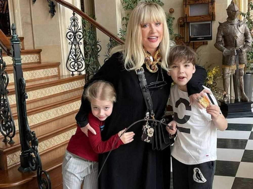 Уехавшие из РФ Максим Галкин и Алла Пугачева проводили Лизу и Гарри в школу Израиля