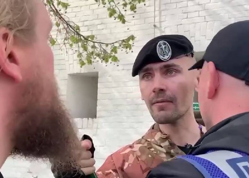 Требовавшего в Киево-Печерской лавре от священнослужителя взять флаг Украины нациста опознали как мошенника и провокатора