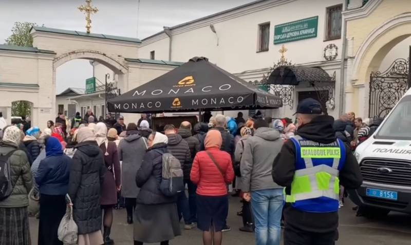 Украинская полиция опечатала один из корпусов Киево-Печерской лавры и не пускает прихожан